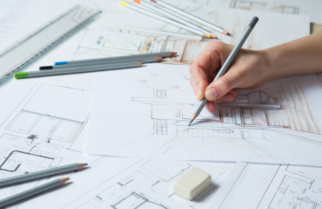 Personne qui dessine un plan de salle de bains