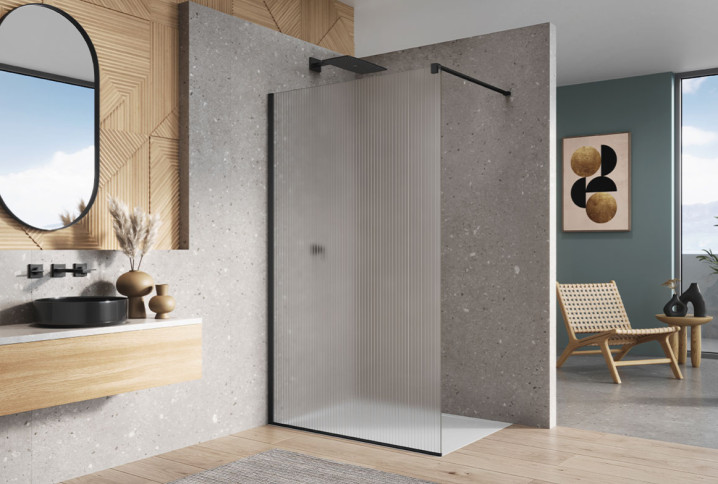 douche à l'italienne avec paroi en verre strié et vasque noire et décor minimaliste en bois clair