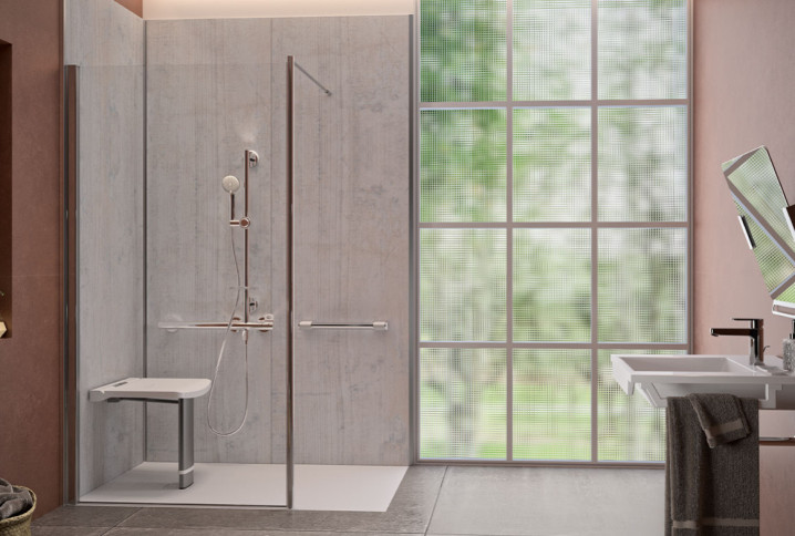 Douche PMR avec siège rabattable et équipements de sécurité dans une salle de bains accessible