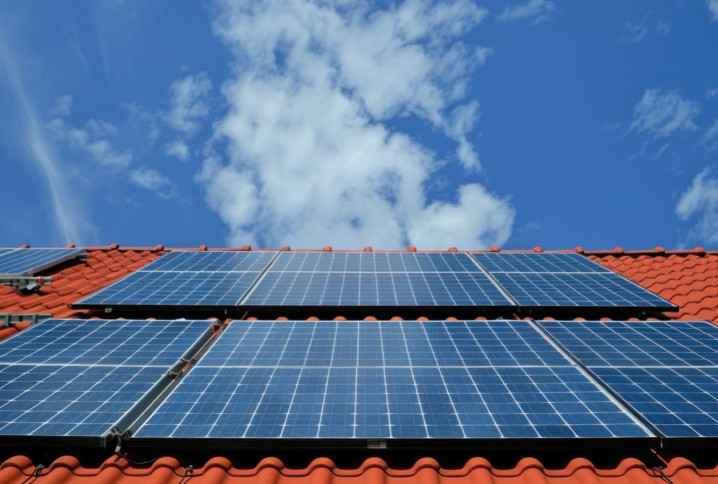 Installation de panneaux solaires sur un toit en tuiles rouges