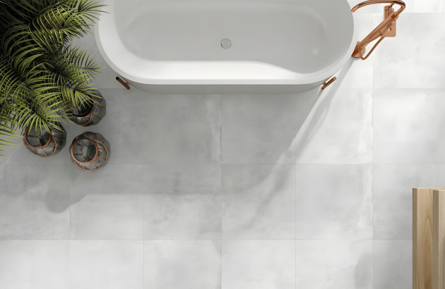 Carrelage satiné blanc dans une salle de bains