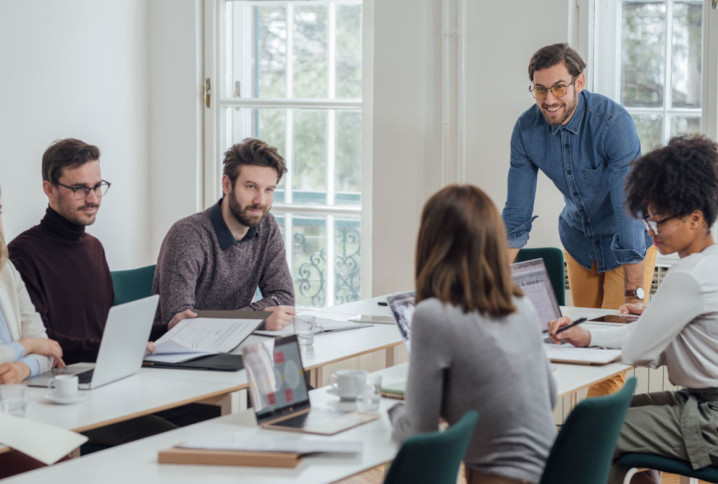 Personnes qui assistent à une réunion de formation