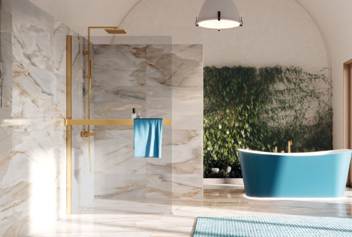 Salle de bains avec une grande douche italienne ouverte