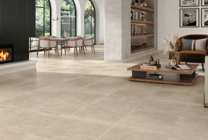 Grand salon avec un carrelage beige uniforme