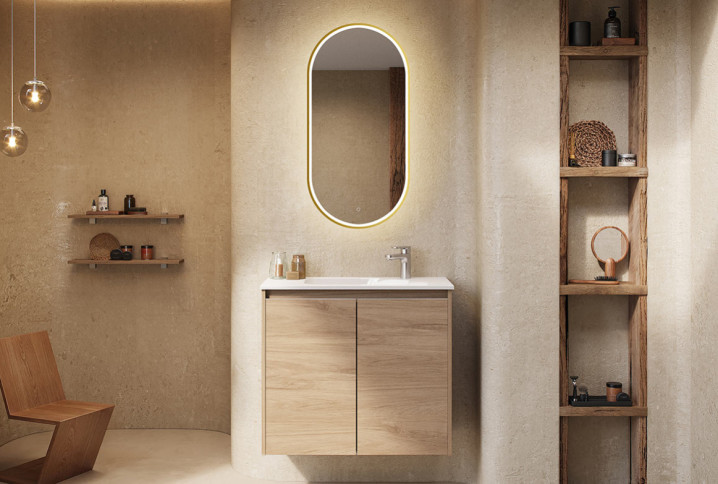 Meuble vasque suspendu en bois clair avec miroir lumineux dans une salle de bains aux tons naturels.