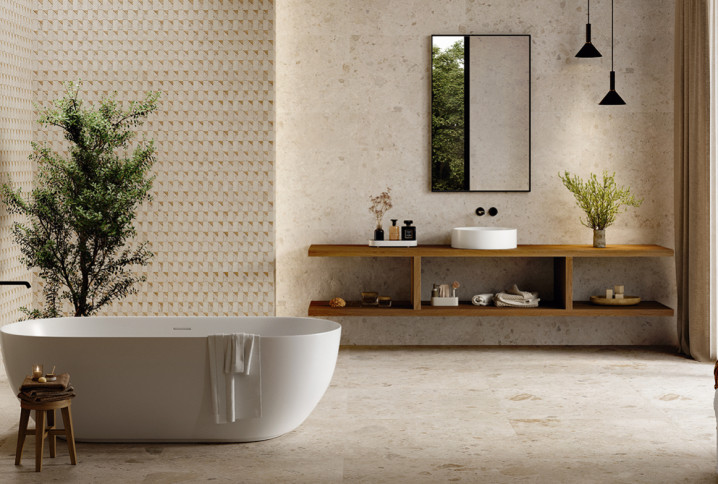 Salle de bains zen aux tons beige et naturels, avec baignoire îlot blanche, carrelage mural en relief et meuble vasque en bois.