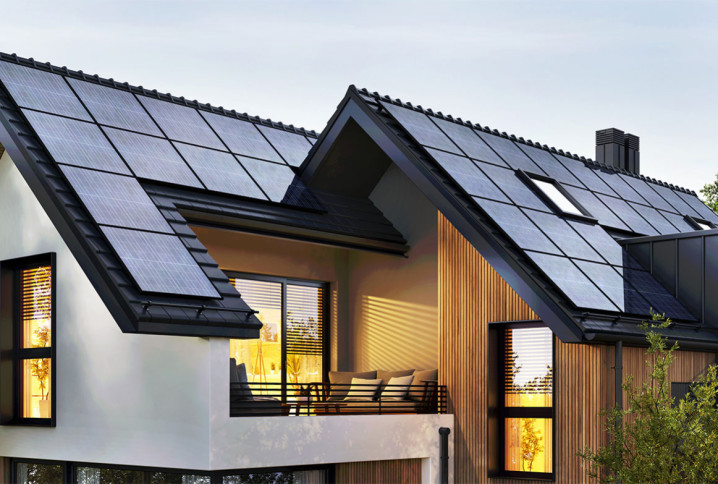 Maison a double toiture équipée de panneaux solaires hybrides