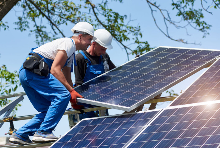 Deux professionnels en train de disposer des panneaux solaires