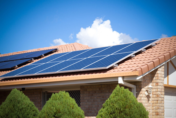 Panneaux solaires photovoltaïques installés sur la toiture en tuiles d’une maison.