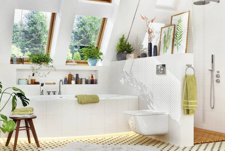 Salle de bains blanche lumineuse avec des WC