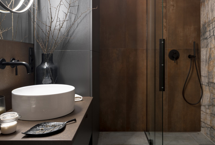 Douche à l'italienne dans une petite salle de bains