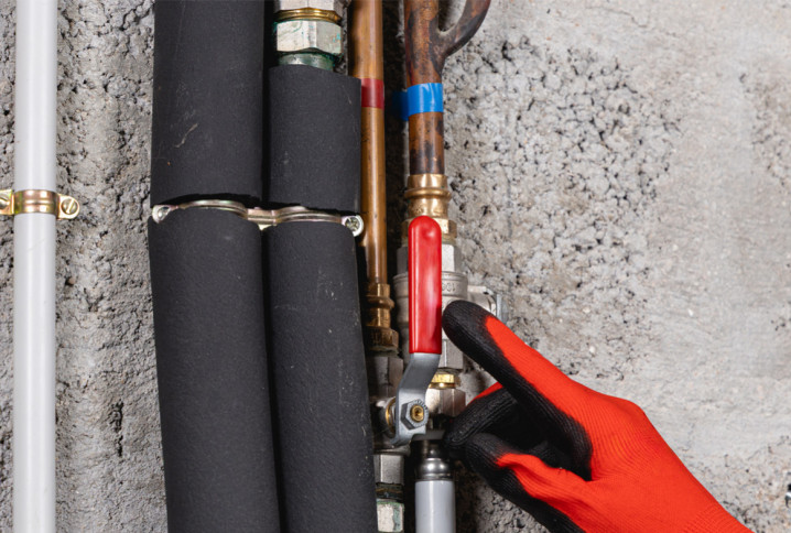 Isolation phonique des tuyaux d’évacuation d’eau avec manchons isolants pour réduire les bruits de plomberie dans un mur.