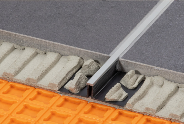 Vue coupée de carrelage posé avec joint de dilatation