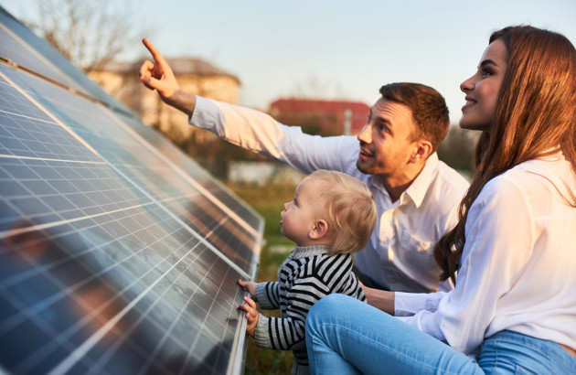 Famille qui fait installer un kit photovoltaïque dans son jardin