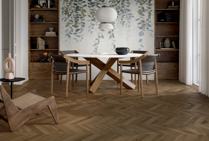 Salle à manger avec du parquet au sol posé en chevrons