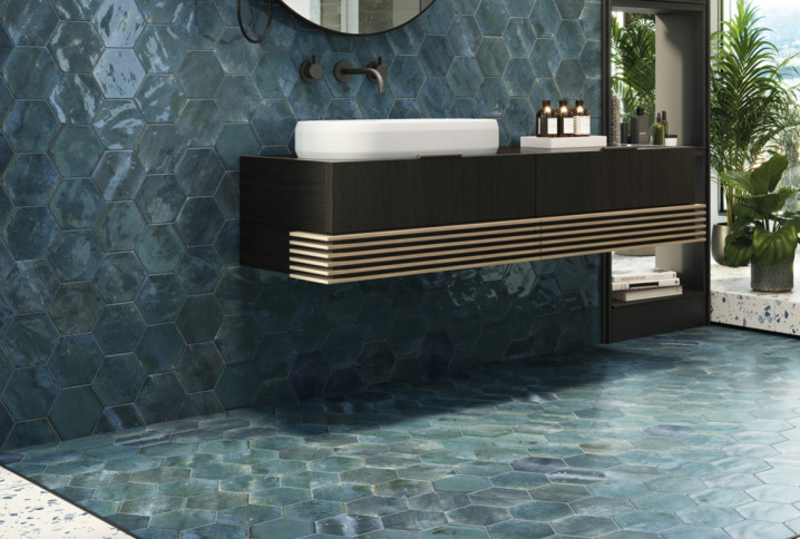 Salle de bains ouverte recouverte de carrelage bleu