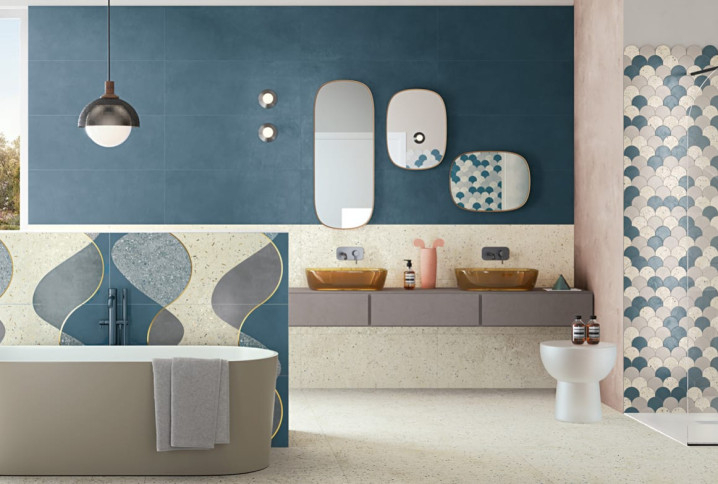 Carrelage mural bleu avec motifs dans une salle de bain moderne
