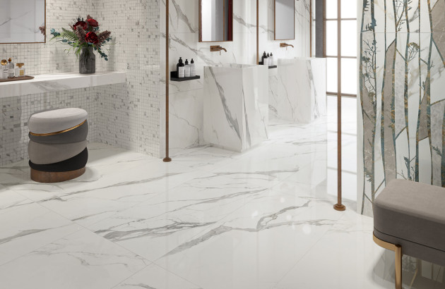 Salle de bain lumineuse et moderne avec du carrelage sans joint