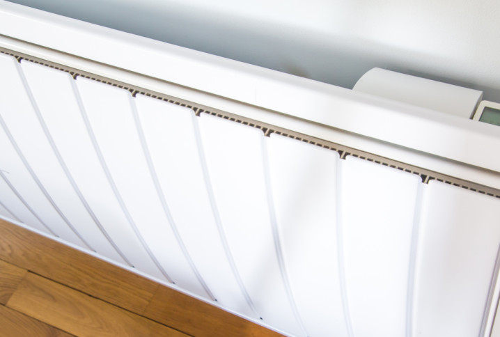 Vue du dessus d'un radiateur électrique installé contre un mur