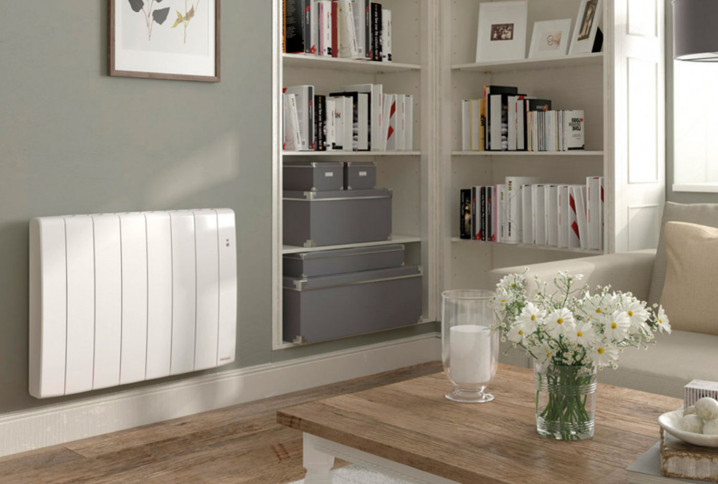 Radiateur électrique à fluide caloporteur dans une pièce moderne