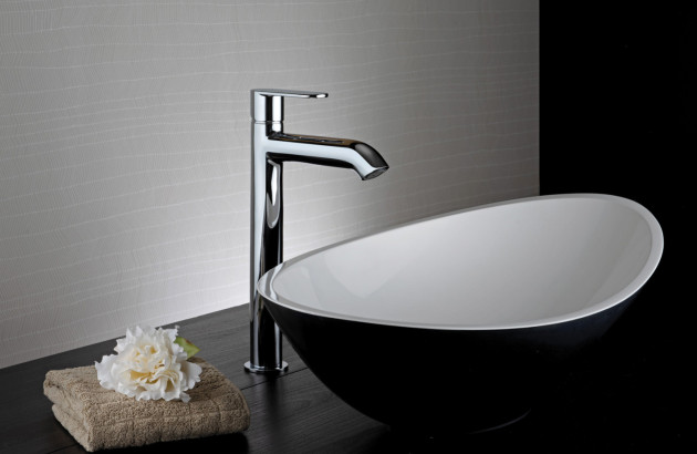 Robinet en metal et vasque ronde noire et blanche très sobre