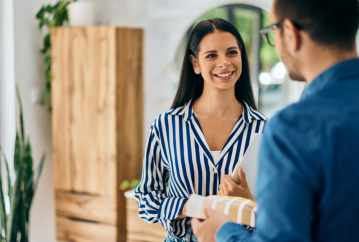 Conseiller accompagnant une cliente en magasin.