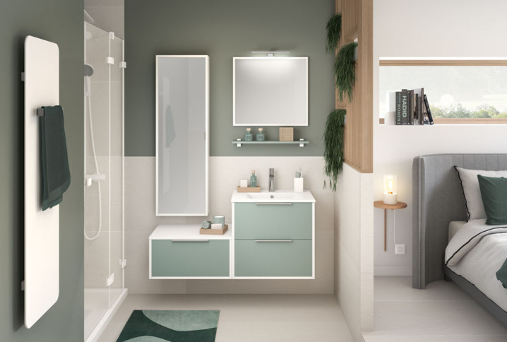 Salle de bains optimisée avec meuble compact pour petit espace