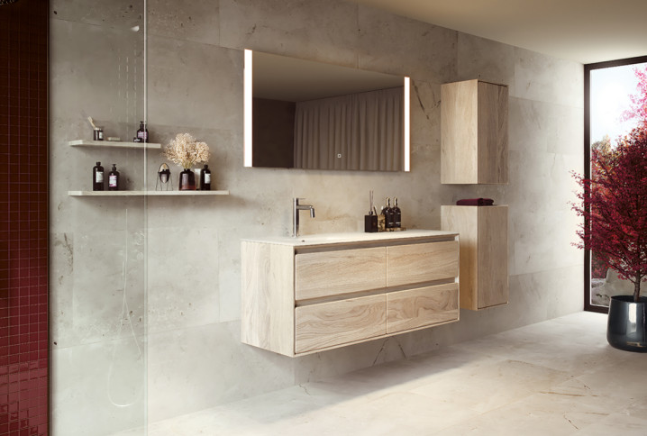 Salle de bains avec un meuble en chêne et plateau en céramique