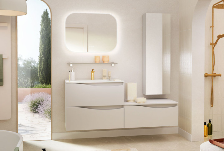 Ensemble de meubles de salle de bains en finition bois foncé avec colonne haute, rangements ouverts et miroir avec éclairage intégré.