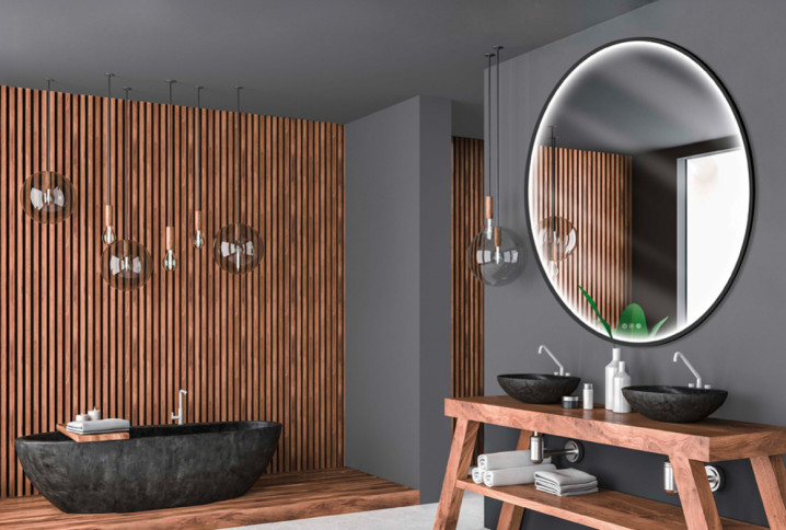 Miroir XXL dans une sale de bain en bois 