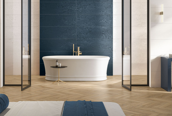 Salle de bains avec carrelage imitation parquet posé en chevron