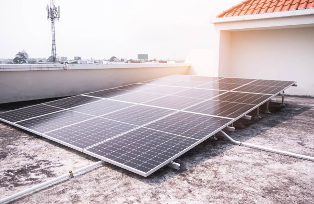 Onduleur solaire posé sur un toit plat