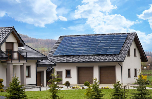 Maison équipée de panneaux solaires photovoltaïques