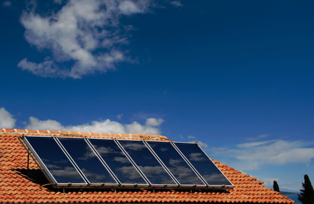 Panneau solaire thermique installé sur le toit d'une maison