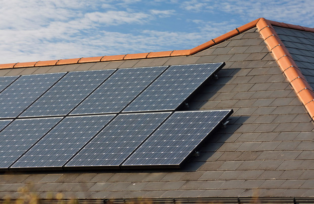 Panneaux solaires sur un toit en ardoise