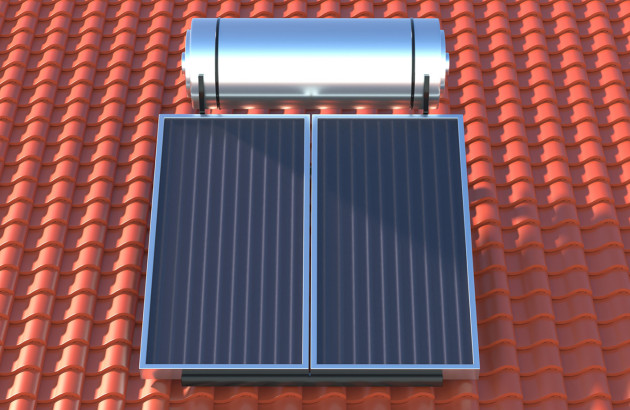 Panneau solaire avec chauffe eau sur toit d'une maison