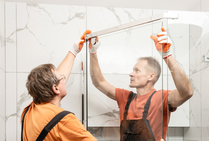 Installation d’une paroi de douche en verre par un professionnel