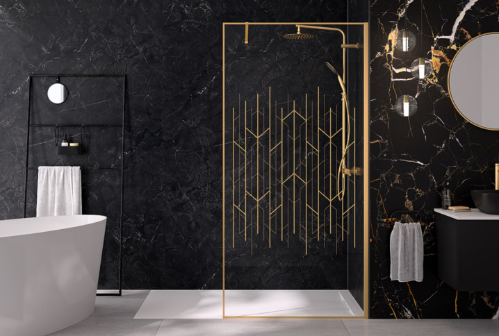 Grande salle de bains moderne et luxueuse avec une paroi de douche dorée