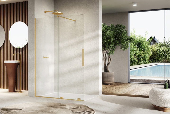 Salle de bains haut de gamme avec grande douche vitrée, profilés dorés et double vasque sur pied.