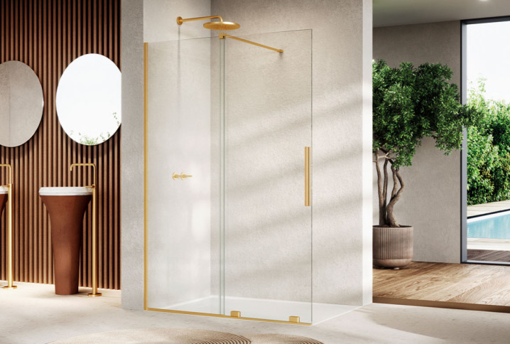 salle de bain luxueuse et moderne avec une paroi de douche en verre et deux vasques sur un mur marron en bois et une vue sur une piscine extérieure