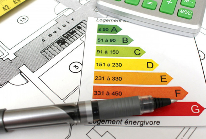 Stylo posé sur une feuille de papier avec classe de performance énergétique G