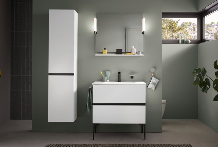 Salle de bains sombre avec des plantes