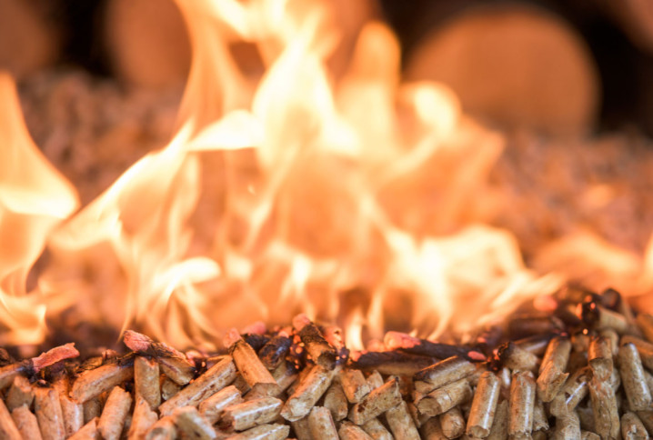 granulés de bois qui brulent