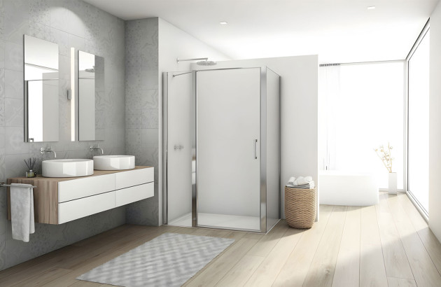 Salle de bains lumineuse avec une porte de douche coulissante