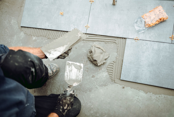 Pose de carrelage sur une dalle de béton 