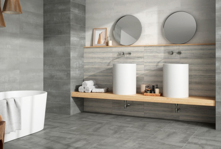 Salle de bains grise avec du carrelage antidérapant