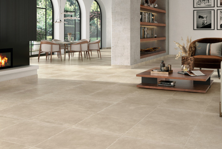 Grand salon recouvert de carrelage clair