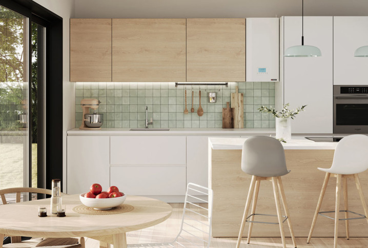 Cuisine moderne équipée d’une chaudière murale intégrée à proximité des meubles de cuisine