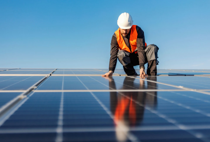 Professionnel en train d'installer des panneaux solaires photovoltaïques