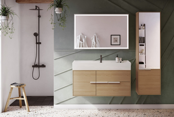 Salle de bains moderne avec meuble suspendu effet bois, miroir rétroéclairé et douche noire mate.